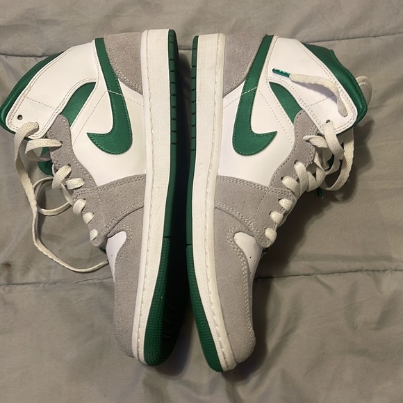 white/pinegreen/smoke grey jordan 1 mids - Picture 3 of 3